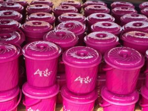 Ibadan Residents Receive ‘Arise Pink Bucket’ Foods, Praise Siju Iluyomade