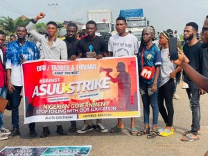 ASUU strike: Ogun students block Benin-Ore highway