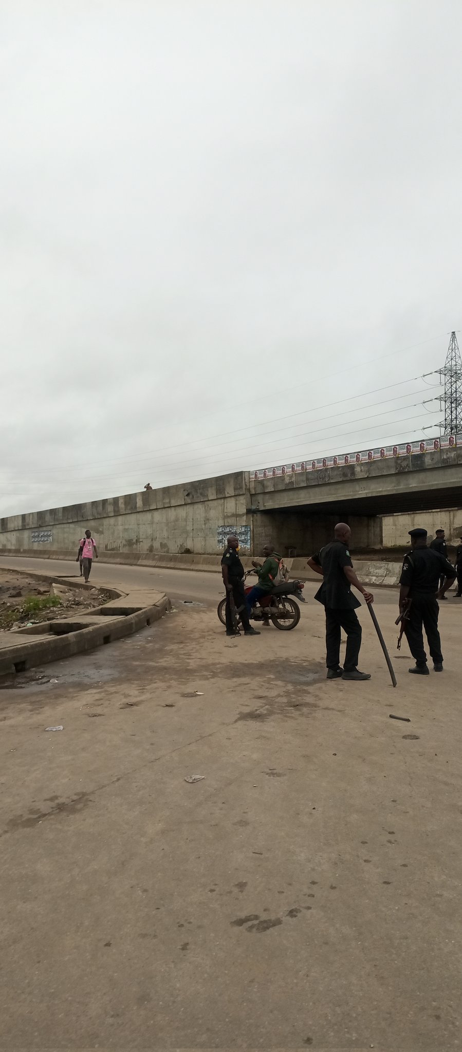Police Stand By As NURTW Clash In Lagos, Many Injured, Cars Destroyed  (Video)