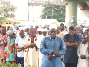 Oyo workers continue protest, observe Jummah prayer at secretarial gate [PHOTOS]