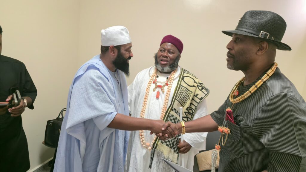 AMANYANABO DOKUBO-ASARI MEETS GOV. BAGO, INVITES HIM TO SE DIYE IN BUGUMA